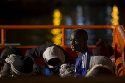 Сотни африканских мигрантов прорвались в Испанию через забор из колючей проволоки - ảnh 1